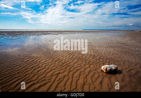 Gran sasso lasciato da solo dalla marea sfuggente. Bexhill beach, East Sussex. Foto Stock