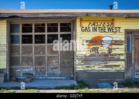 Vecchio murale a abbandonata la stazione di gas in argento storica città mineraria di Pioche, Grande Bacino, Nevada, STATI UNITI D'AMERICA Foto Stock
