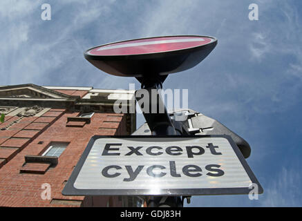 British cartelli stradali che indica nessuna voce tranne per cicli, a Chelsea, Londra, Inghilterra Foto Stock