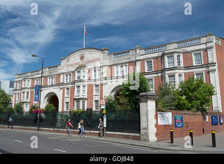 Esterno del sir oswald stoll foundation, Fulham, Londra, Inghilterra Foto Stock