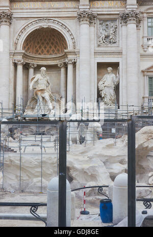 Il XVIII secolo in stile barocco Fontana di Trevi da Nicola Salvi sotto lavori di restauro, Piazza di Trevi Roma Lazio Italia Europa Foto Stock