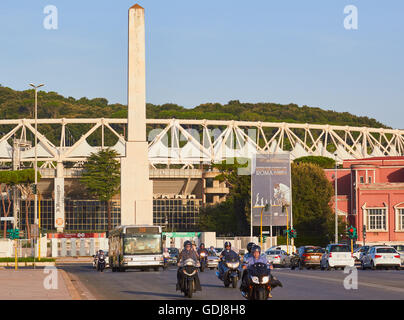 Il traffico sul Ponte Duca D'Aosta con lo Stadio Olimpico e il marmo inciso obelisco Mussolini DVX (Mussolini, il leader), Roma Lazio Italia Europa Foto Stock