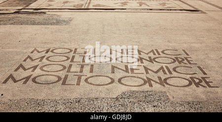 'Molto Nemici Molto Honore' (molti nemici molto onore) in mosaico a Foro Italico Stadio Olimpico Roma Lazio Italia Europa Foto Stock