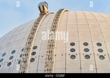 Vista del cielo un esterno ascensore inclinato che trasporta i visitatori alla sommità dell'arena, Ericsson Globe Arena Johanneshov Stoccolma Svezia Foto Stock