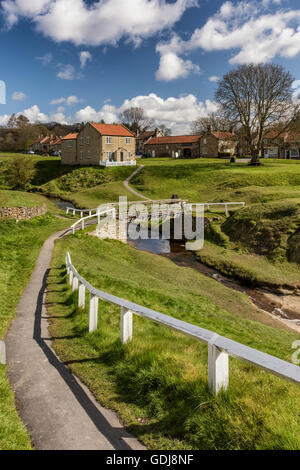 Hutton beck in esecuzione attraverso Hutton Le Hole Village Foto Stock