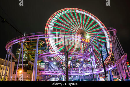 Minato Mirai 21 una luce speciale fino torri Milight, città di Yokohama, nella prefettura di Kanagawa, Giappone Foto Stock