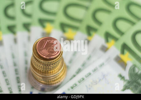 Euro banconote e monete - denaro contante Foto Stock