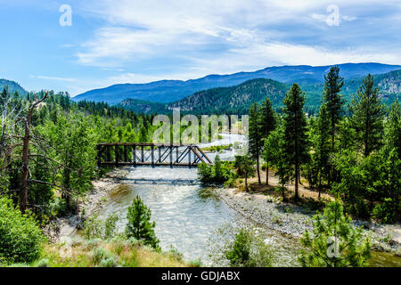 Ponte di travatura reticolare su Nicola fiume che scorre lungo la Highway 8 dalla città di Merritt al Fraser Fiume al Spences Bridge in BC in Canada Foto Stock