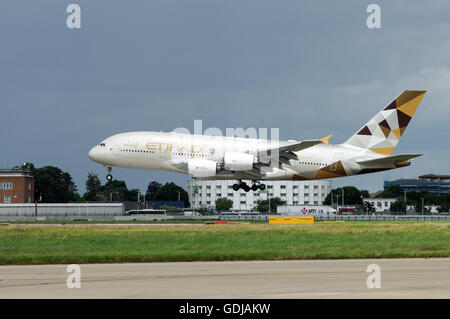 Etihad Airbus 380 l'atterraggio all'Aeroporto di Londra Heathrow Foto Stock