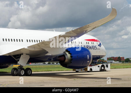British Airways Boeing 787 Dreamliner trainato per stand all'Aeroporto di Londra Heathrow Foto Stock