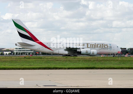 Emirates Airbus 380 rullaggio all'Aeroporto di Londra Heathrow Foto Stock