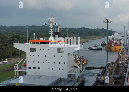 Le navi che attraversano il Canale di Panama in mattinata Foto Stock