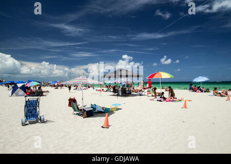 Occupato South Beach in un fine settimana estivo pomeriggio -Miami, Florida Foto Stock