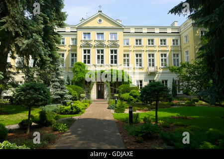 Borch palace - casa degli arcivescovi di Varsavia il 25 maggio 2014 a Varsavia in Polonia. vista dal giardino. Foto Stock