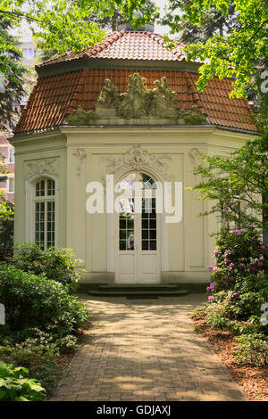 Vintage gazebo costruire il 25 maggio 2014 a Varsavia in Polonia. Costruito in stile rococò in 1768, situato nel giardino del palazzo borch. Foto Stock