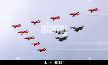 Le frecce rosse tifoni e Joint Strike Fighter F35 in formazione Foto Stock