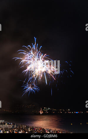 Fuochi d'artificio illuminano il litorale di Nizza il 14 luglio, giorno della Bastiglia. Foto Stock