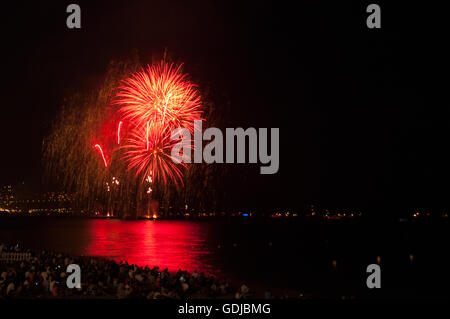 Fuochi d'artificio illuminano il litorale di Nizza il 14 luglio, giorno della Bastiglia. Foto Stock