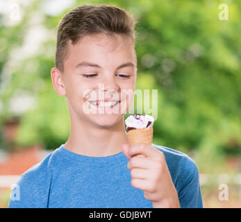 Ragazzo con gelato Foto Stock