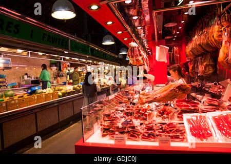 Prosciutto Iberico in stallo al mercato La Boqueria a Barcellona, Spagna Foto Stock