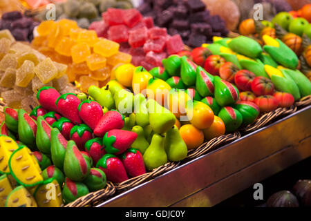 Il marzapane frutta sul display in corrispondenza del mercato La Boqueria a Barcellona, Spagna Foto Stock