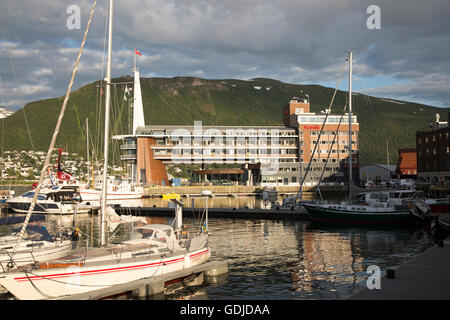 La moderna architettura di Hotel Scandic e barche nel porto, centro di Tromso, Norvegia Foto Stock