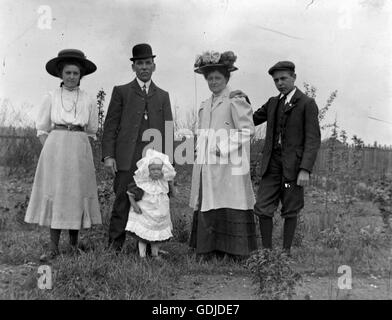 Famiglia foto di gruppo c1900. Nota Tutti i indossare cappelli compresi baby cofano, bowler e tappo piatto. Fotografia di Tony Henshaw Foto Stock