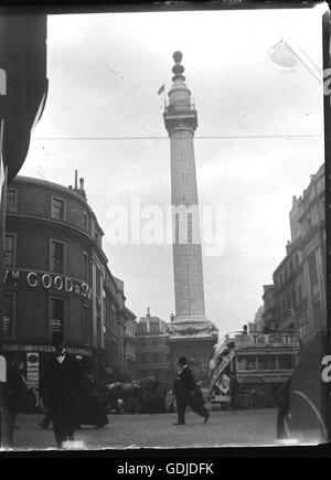 Vista verso il monumento al Grande Incendio di Londra, King William Street nella città di Londra c1905. Foto Stock