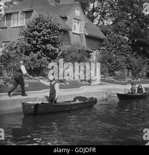 Barca a remi o punting sul Fiume Tamigi dal fotografo E. Un Crouch del South Essex Club della telecamera c1912 Fotografia di Tony Henshaw Foto Stock