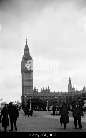 Big Ben presso la sede del Parlamento, Piazza del Parlamento, Londra c1930. Fotografia di Tony Henshaw Foto Stock