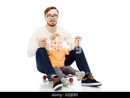 Felice padre e figlio su skateboard Foto Stock