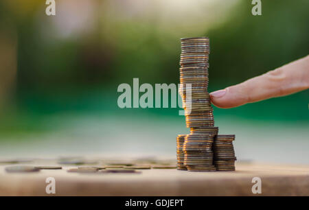 Piramide di denaro e i mercati finanziari Foto Stock