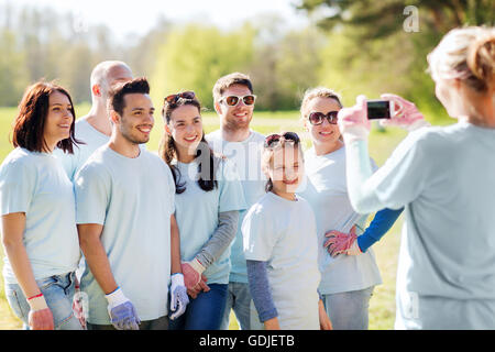 Gruppo di volontari di scattare una foto tramite smartphone Foto Stock