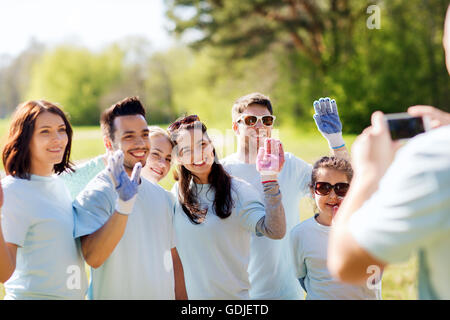 Gruppo di volontari di scattare una foto tramite smartphone Foto Stock