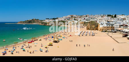 Il Portogallo, Algarve Albufeira, spiaggia e città in estate Foto Stock