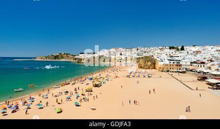 Il Portogallo, Algarve Albufeira, spiaggia e città in estate Foto Stock