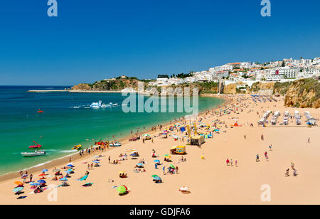 Il Portogallo, Algarve Albufeira, spiaggia e città in estate Foto Stock