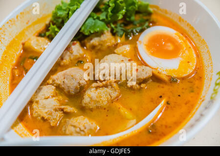 Calda e acida zuppa e polpette con uova bollite in acqua condensata, tailandese tradizionale cibo. Foto Stock