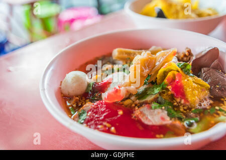 Spaghetti di riso con frutti di mare Pesce palla in zuppa rossa (Yen Ta Fo) Foto Stock