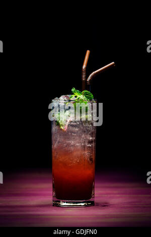 Moderno e alla moda di fragola mojito cocktail di fusione nel sofisticato lounge bar alla sera Foto Stock