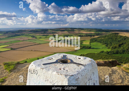 La vista dalla Roseberry Topping e il Trig. Puntare in alto, guardando verso nord in direzione di Middlesbrough e la Contea di Durham Costa, Foto Stock