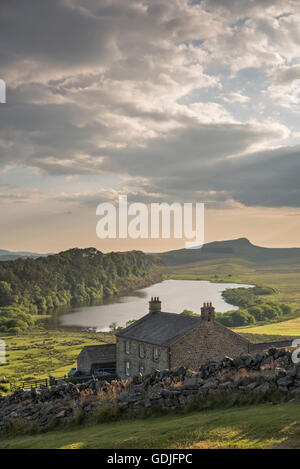 Guardando verso il basso alla falesia di Lough da Hotbank Agriturismo nel Parco nazionale di Northumberland, Inghilterra Foto Stock
