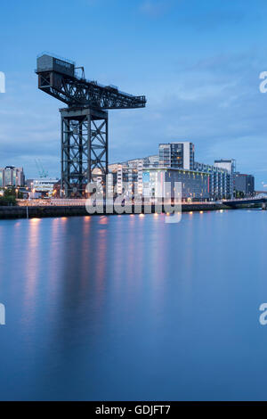 Il Finnieston gru e Clyde Arc sul fiume Clyde, Glasgow, Scozia Foto Stock