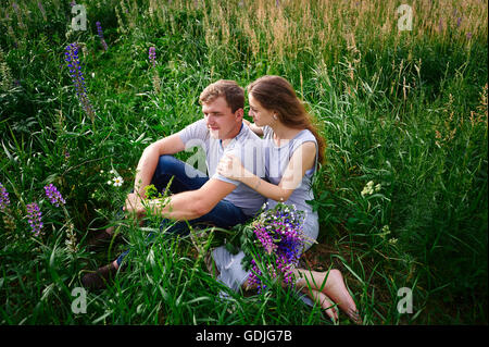 Matura in amore seduti sul prato verde prato estivo Foto Stock