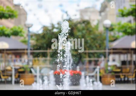 Schizzi di acqua nella fontana della città. Zampillo di acqua di una fontana. La figura dalla fontana di acqua. Getto di acqua nella fontana della città. Foto Stock