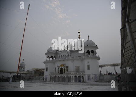 Shri Kesgarh Anandpur Sahib takhat religiosa di marmo bianco gurdwara sikhismo luogo santo nel distretto Rupnagar Punjab, India, Asia Foto Stock