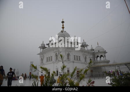 Shri Kesgarh Anandpur Sahib takhat religiosa di marmo bianco gurdwara sikhismo luogo santo nel distretto Rupnagar Punjab, India, Asia Foto Stock