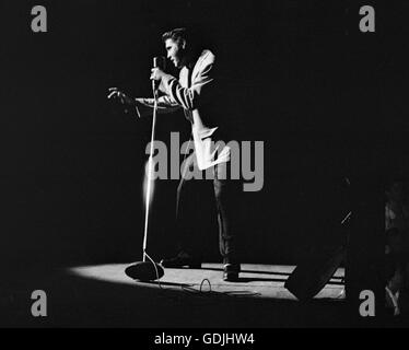 Elvis Presley in concerto presso il Teatro Fox, Detroit, Michigan, il 25 maggio 1956. Foto Stock