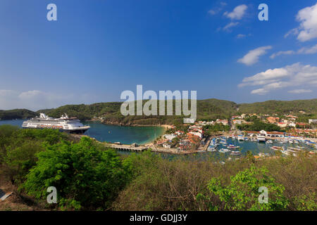 Holland America nave da crociera Maasdam sul dock e una vista su Huatulco, Oaxaca Messico Foto Stock