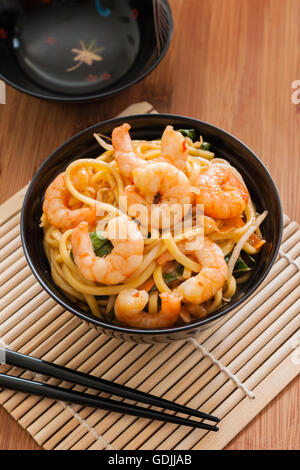 Re boreale Chow Mein o lo Mein mescolare i gamberi fritti con uovo tagliatelle di verdure e di germogli di soia Foto Stock